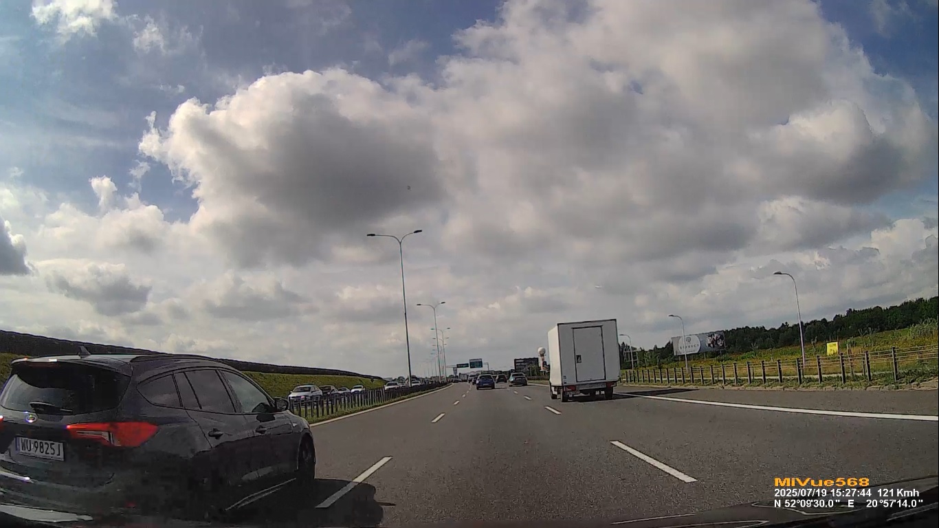 Bardzo niebezpieczna i brawurowa jazda! O włos od poważnych tragedii. Przekraczanie dozwolonej prędkości ...